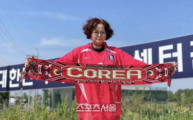 김정연 2002 한일월드컵 당시 붉은악마 지부지원팀장이 지난달 24일 천안의 축구센터 부지에서 사진 촬영에 임하고 있다.천안 | 정다워기자