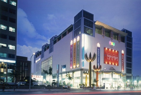 1996년 8월 개점 당시 백화점 세이 전경. 백화점 세이 제공