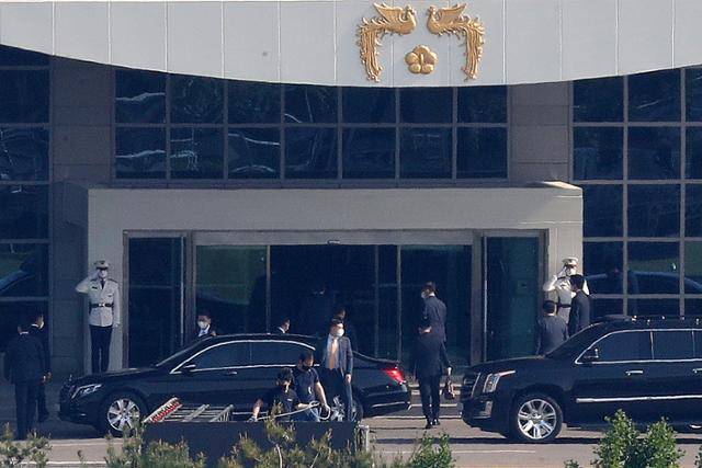 윤석열 대통령이 5월 11일 오전 서울 용산구 대통령 집무실로 들어가고 있다. 뉴시스