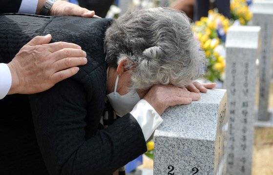고 민평기 상사 어머니 윤청자 여사가 아들이 안장된 천안함46용사묘역을 찾아 오열하고 있다. 프리랜서 김성태
