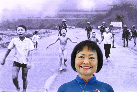 닉 우트가 촬영한 자신의 9살 시절 사진 앞에 선 판티 킴 푹. 우트의 사진은 1972년 6월, 그가 네이팜탄 공격을 받은 직후 촬영됐다. 위의 사진은 올해 5월, 이탈리아의 사진전에서 촬영됐다. EPA=연합뉴스
