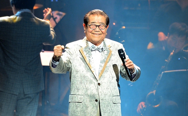 방송인 송해가 2015년 신년음악회 '송해쇼' 무대에서 두 손을 움켜쥐고 미소 짓고 있다. 구성찬 기자