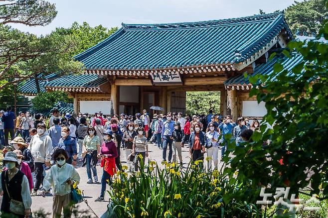 제20대 윤석열 대통령 취임일인 10일 오후 서울 종로구 청와대 개방 행사에 참가한 시민들이 청와대 관저를 둘러보고 있다. 인수위사진기자단