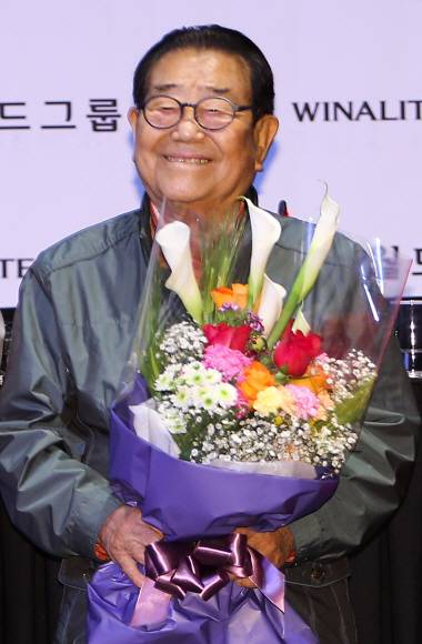 -  송해가 27일 오후 서울 여의도 글래드호텔에서 열린 ‘백세인생 송해와 함께 효 콘서트’ 제작발표회에서 생일 축하 꽃다발을 받고 환하게 웃고 있다. 2016.4.27 연합뉴스
