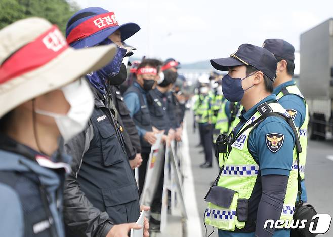 화물연대 총파업 이틀째인 8일 울산시 북구 현대자동차 명촌정문 앞에서 화물연대 울산본부 소속 조합원들이 경찰과 대치하고 있다. 2022.6.8/뉴스1 © News1 조민주 기자