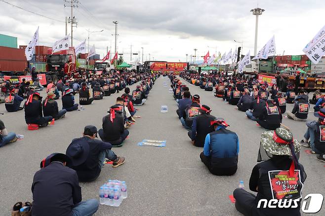 전국민주노동조합연맹 공공운수노조 화물연대 전남본부는 7일 전남 광양항에서 광양·여수지역 등 노조원 1500여명이 참석한 가운데 '안전운임 일몰제 폐지' 등을 촉구하는 출정식을 갖고 총파업을 하고 있다.(여수광양항만공사 제공)2022.6.7/뉴스1 © News1 김동수 기자