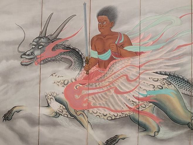 이성자미술관에 나온 이유태 작가의 <조국 연작-호국>(1956). 조국을 지키는 수호신을 상상해 그린 수묵담채화다.