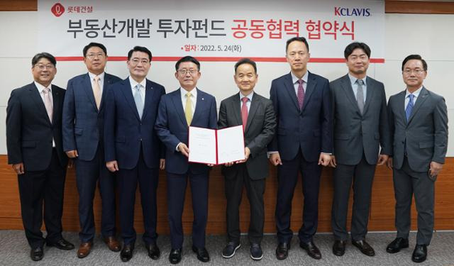 롯데건설 하석주 대표이사(왼쪽 네번째)와 케이클라비스 구재상 회장(왼쪽 다섯 번째)이 부동산개발 투자펀드 업무협약을 체결했다.