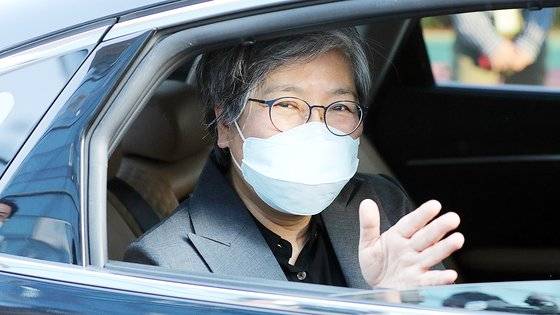 정부 교체로 질병관리청을 떠나는 정은경 청장이 지난달 17일 비공개 이임식을 마치고 차량에 탑승한 뒤 직원들에게 손 인사를 하고 있다. [연합뉴스]