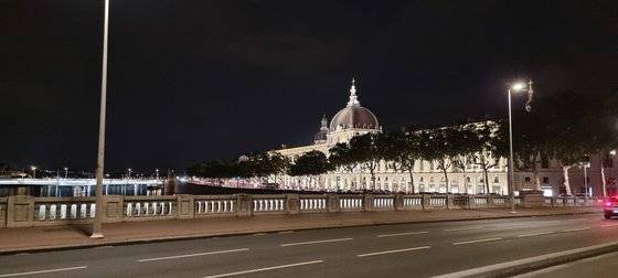 프랑스 리옹의 호텔인 인터콘티넨탈 오텔 듀의 외부. 중세부터 이어져온 병원을 호텔과 생활시설로 개조했다.