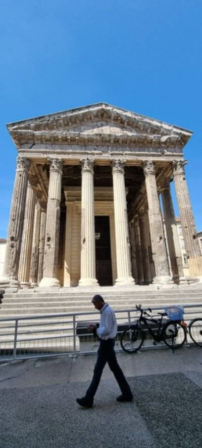 프랑스 론 지역의 비엔에 있는 고대 바실리카(신전). 고대 유물 앞의 카페에서 주민들은 즐거운 한때를 보낸다.