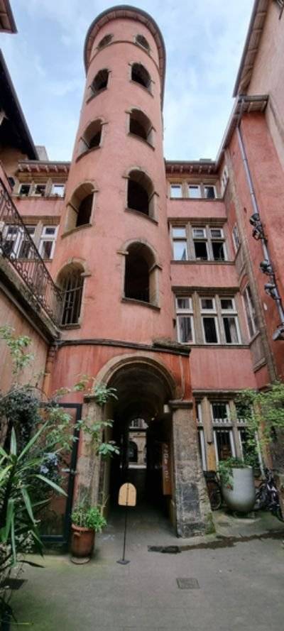 프랑스 리옹 특유의 건출물인 트라불. 수해 방지나 신속한 이동 등을 위해 만들어진 건물 내부의 안뜰이다.