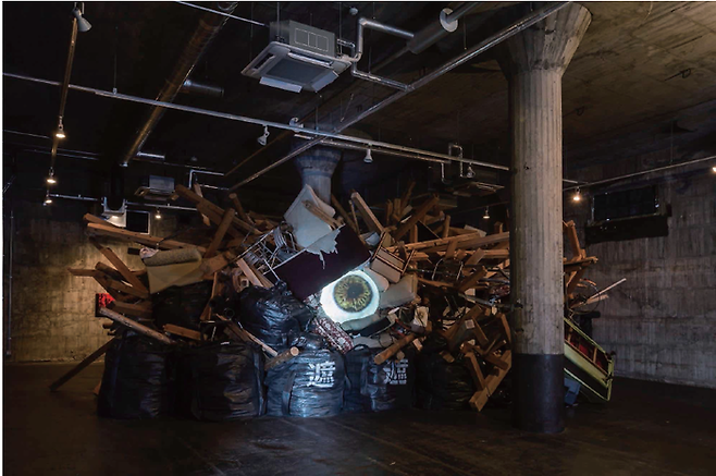 현대미술가 야나기 유키노리의 ‘’고질라 프로젝트-눈이 있는 풍경‘. 아이미쓰 작업을 계승한 작품이다. “나라의 교전권은” “이를 인정하지 않는다” “육해공군 및 기타 전력은” “이를 보유하지 않는다” 같은 일본 헌법9조의 ‘비전(非戰) 조항’ 조문을 담은 LED가 점멸한다. ’전쟁을 할 수 있는 나라‘에 대한 반대와 비판을 담은 작품이다. 연립서가 제공