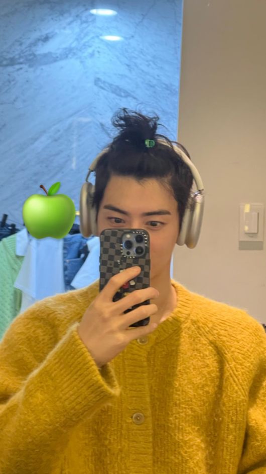 Cha Eun-woo, a member of the group Astro (Cha Eun-woo, Moon Bin, MJ, Jinjin, Raki, and Yoon San-ha), told me about the pleasant current situation.On the afternoon of the 9th, Astro Cha Eun-woo posted a selfie on personal SNS with an apple emoticon.Astro Cha Eun-woo in the photo shows her bangs with a tongspin to get makeup.Although it was possible to have a humiliating visual, Cha Eun-woo completed his warm beauty with his dark eyebrows, boyish eyes, and wide shoulders.In addition, Cha Eun-woo shot a global fan with a perfect digestion of bright yellow knit and a fresher visual.Meanwhile, Astro, which Cha Eun-woo belongs to, released his third full-length album Drive to the Starry Road last month.Astro Cha Eun-woo SNS