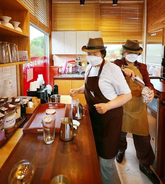 어르신 바리스타들이 활약하는 실버 카페 '웃음' [사진/성연재 기자]