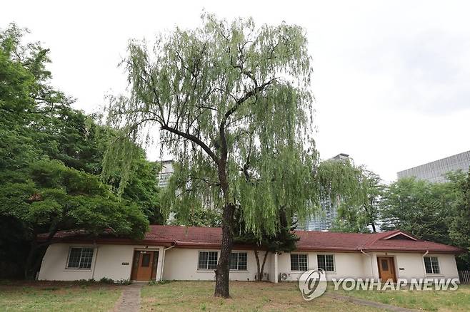 시범개방 앞둔 용산공원 장군숙소 일대 (서울=연합뉴스) 김주성 기자 = 대통령 집무실 인근의 용산공원 부지가 10∼19일 열흘간 일반 국민에게 시범 개방된다. 이번에 개방되는 곳은 신용산역에서 시작해 장군숙소와 대통령실 남측 구역을 지나 스포츠필드에 이르는 직선거리 1.1km 대규모 공간이다. 
    7일 언론에 미리 공개된 용산공원의 장군 숙소 일대. 2022.6.9 utzza@yna.co.kr