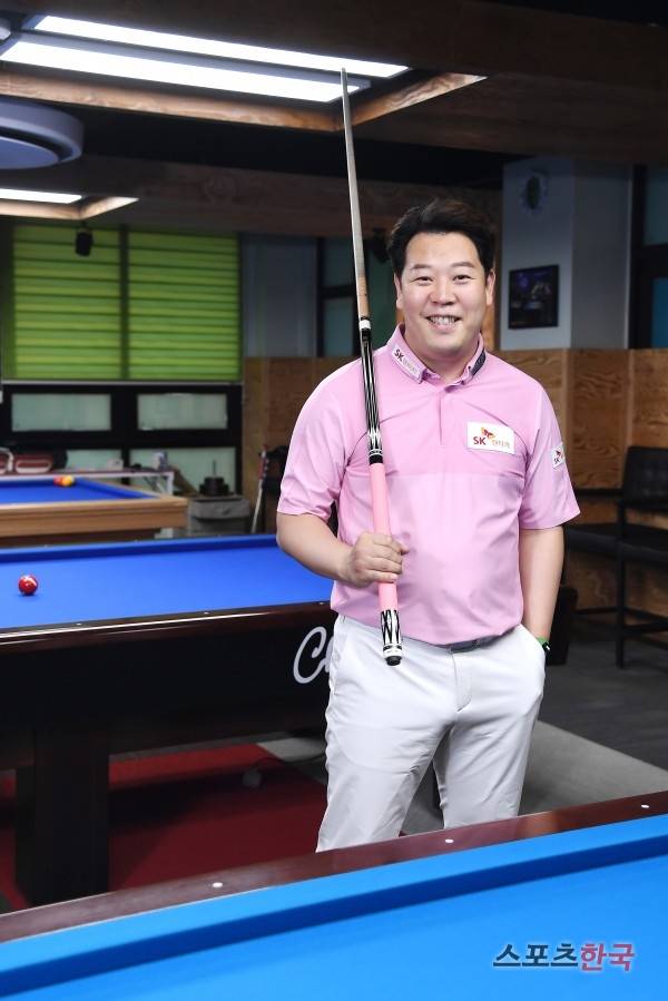 프로당구 선수 강동궁이 7일 자신의 개인연습실에서 가진 스포츠한국과의 인터뷰에서 포즈를 취하고 있다. ⓒ이혜영 기자 lhy@hankooki.com