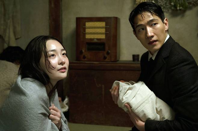 드라마 '파친코'의 '선자'(김민하)와 '이삭'(노상현). /애플tv+