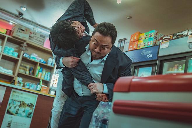 1000만 관객 고지를 앞둔 영화 <범죄도시2> 스틸컷. 에이비오엔터테인먼트 제공