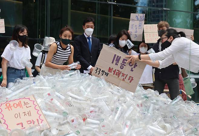 전국카페사장협동조합 회원들과 컵가디언즈 활동가들이 10일 오후 서울 종로구 스타벅스 앞에서 기자회견에서 열고 1회용컵 보증금제 시행을 촉구하고 있다. 연합뉴스