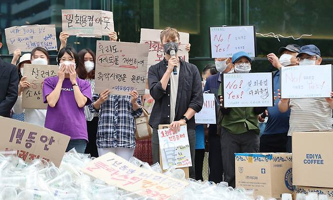 컵가디언즈 활동을 하고 있는 벨기에 출신 방송인 줄리안 퀸타르트가 10일 오후 서울 종로구 스타벅스 앞에서 열린 1회용컵 보증금제 시행 촉구 기자회견에서 발언하고 있다. 연합뉴스