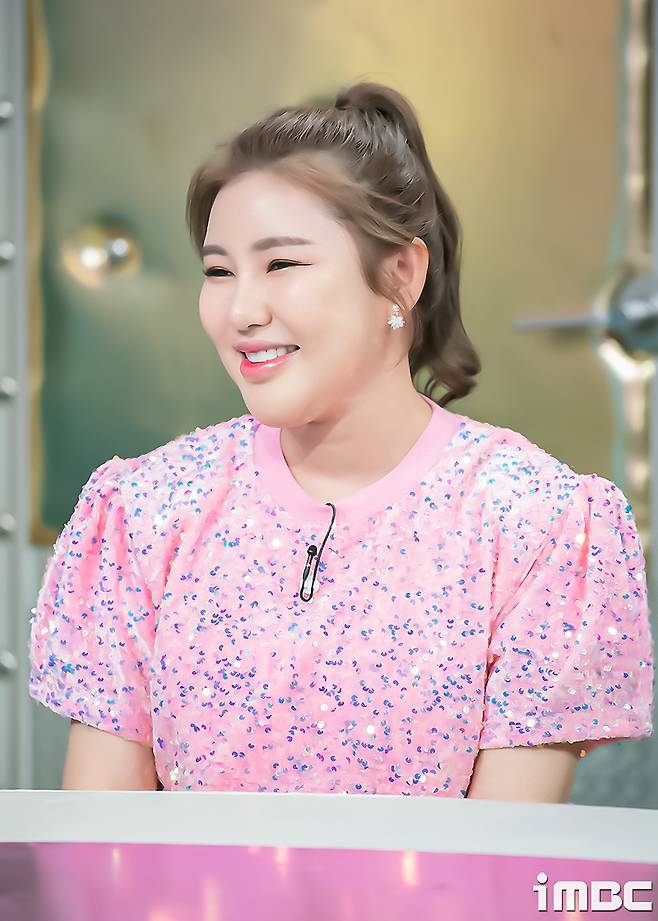 Singer Song Ga-in showed off his unique presence with Kim Moon-jung, Seo Yi-Sook, and Lee Hong-gi in Radio Star, Mr. Trot,radio star?weeklyWednesdayafternoontenpoemthirtyin minutesairbroadcastiMBC