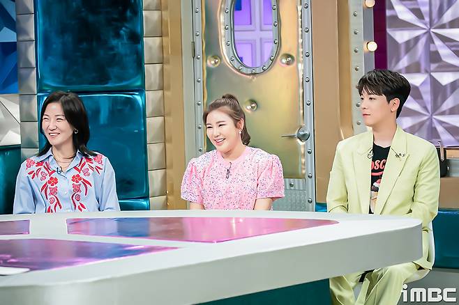 Singer Song Ga-in showed off his unique presence with Kim Moon-jung, Seo Yi-Sook, and Lee Hong-gi in Radio Star, Mr. Trot,radio star?weeklyWednesdayafternoontenpoemthirtyin minutesairbroadcastiMBC