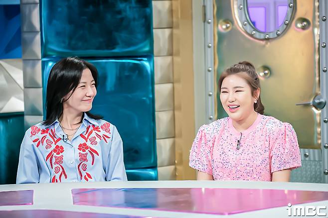 Singer Song Ga-in showed off his unique presence with Kim Moon-jung, Seo Yi-Sook, and Lee Hong-gi in Radio Star, Mr. Trot,radio star?weeklyWednesdayafternoontenpoemthirtyin minutesairbroadcastiMBC