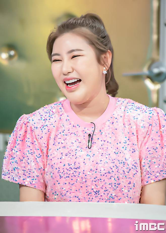 Singer Song Ga-in showed off his unique presence with Kim Moon-jung, Seo Yi-Sook, and Lee Hong-gi in Radio Star, Mr. Trot,radio star?weeklyWednesdayafternoontenpoemthirtyin minutesairbroadcastiMBC