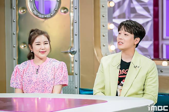 Singer Song Ga-in showed off his unique presence with Kim Moon-jung, Seo Yi-Sook, and Lee Hong-gi in Radio Star, Mr. Trot,radio star?weeklyWednesdayafternoontenpoemthirtyin minutesairbroadcastiMBC