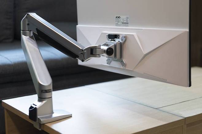 모니터 암 등을 활용하면 원래 피벗을 지원하지 않는 모니터로도 피벗 기능을 이용할 수 있다