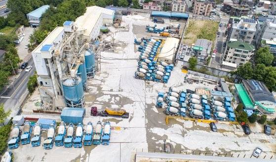 민주노총 화물연대 총파업 나흘째인 10일 오후 서울 시내의 한 레미콘 공장에 운행을 멈춘 레미콘 차량이 세워져 있다. 연합뉴스