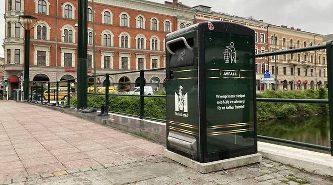 [서울=뉴시스] 최근 스웨덴 서남부 스코네주 말뫼시에 등장한 말하는 쓰레기통이다. (사진=스웨덴 현지 언론 시드스벤스컨 홈페이지 갈무리) 2022.06.10. *재판매 및 DB 금지