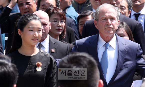 故 노무현 대통령 손녀 노서은 양, 조지 부시 전 미국 대통령이 23일 오전 경남 김해 봉하마을에서 열린 故 노무현 전 대통령 서거 10주기 추도식에 참석하고 있다. 2019.05.23 박윤슬 기자