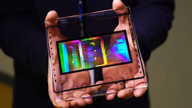 인텔이 공개한 마스크 모양. 중간에 빛나고 있는 부분이 회로 모양이 새겨진 부분이고, 가장자리에는 각종 식별(align) 마크가 표시돼 있습니다. 가로 6인치, 세로 6인치 크기입니다. 사진제공=인텔