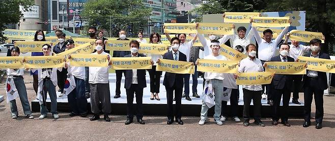 충남도, 천안서 35주년 6·10 민주항쟁 기념식 (천안=연합뉴스) 10일 충남 천안 신부공원에서 열린 '제35주년 6·10 민주항쟁 기념식'에서 참석자들이 손팻말 퍼포먼스를 하고 있다. 2022.6.10 [충남도 제공. 재판매 및 DB 금지] photo@yna.co.kr