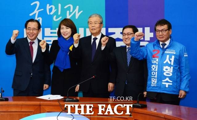20대 총선을 코앞에 두고 영입한 김종인 비상대책위원장은 선거 승리를 이끌었다. 선거를 앞두고 전권을 부여했기에 인적 쇄신이 가능했다는 분석이 나왔다. 2016년 3월 2일 오전 서울 여의도 국회의사당에서 전략공천지에 출마하는 전현희 전 의원과 유영민 전 포스코 경영연구소 사장, 서형수(왼쪽부터) 전 한겨례신문 대표이사와 함께 파이팅을 외치고 있는 김종인 비대위 대표(가운데). /배정한 기자