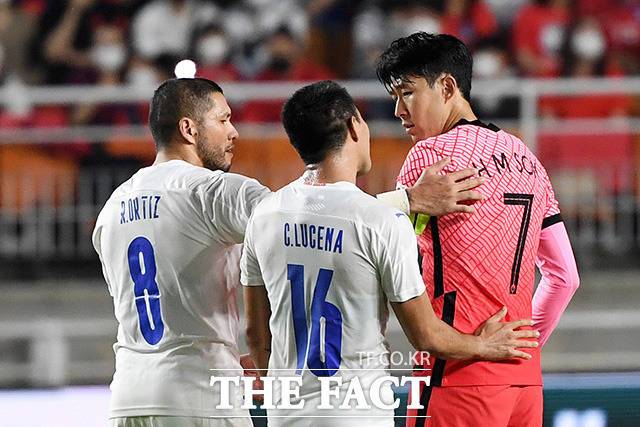 대한민국과 파라과이의 평가전이 10일 오후 경기도 수원시 팔달구 수원월드컵경기장에서 열린 가운데 손흥민(오른쪽)이 파라과이 선수들에게 화를 내고 있다. /수원월드컵경기장=남용희 기자