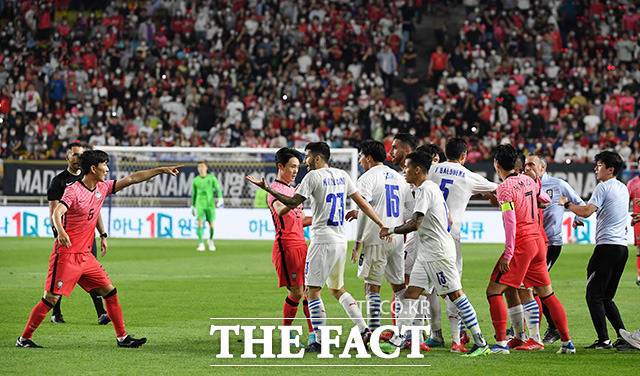 심판에게 항의하며 싸움을 말리는 상황.