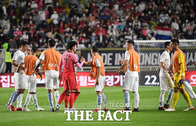 하지만 경기 후엔 '슈퍼 손'과 인사하기 위해 줄 서는 파라과이 선수들.