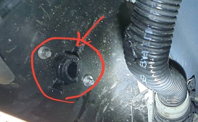 주행 중 돌을 밟은 테슬라 ‘모델3’의 파손 부위. 수리비로 1850만원이 발생했다. 제보자 제공