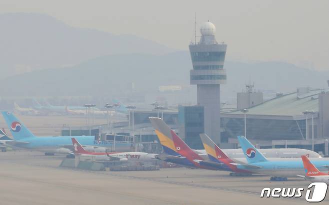 인천국제공항 전망대에서 바라본 계류장. 2022.2.14/뉴스1 © News1 권현진 기자