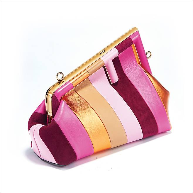 로고 형태의 잠금장치로 포인트를 준 클러치백은 4백만원대, Fendi.