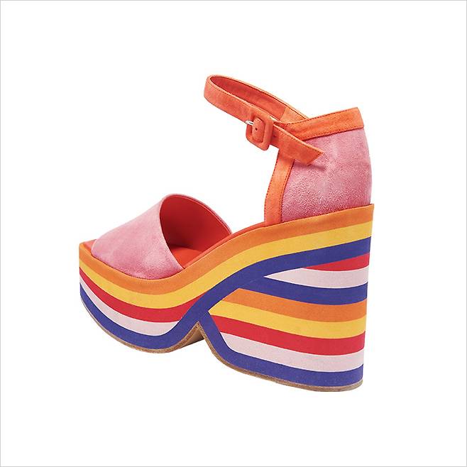 스트라이프 패턴의 플랫폼 슈즈는 가격 미정, Hermès.