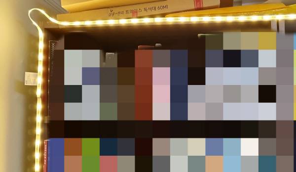 스마트 LED 스트립을 책장에 붙였다. 정옥재 기자