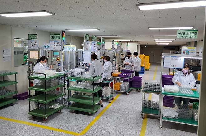 직원들이 오토플러시 도어 핸들 액츄에이터 작업을 하고 있다 [애드테크 제공]