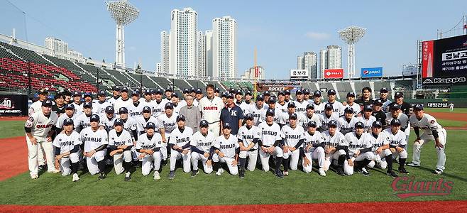 ▲ 경남고 선수단과 경남고 출신의 kt와 롯데 선수들이 11일 사직 경기를 앞두고 기념사진을 찍고 있다.