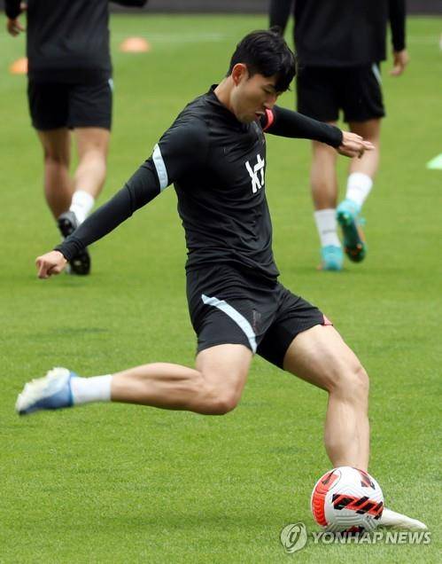 몸 푸는 손흥민  (수원=연합뉴스) 권준우 기자 = 파라과이와 친선경기를 앞둔 대한민국 축구 국가대표팀 손흥민이 9일 오전 경기도 수원월드컵경기장에서 훈련을 하고 있다. 2022.6.9
    stop@yna.co.kr