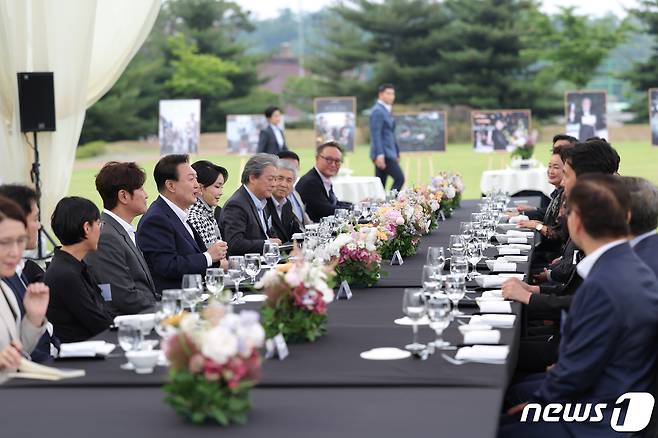 윤석열 대통령이 12일 오후 용산 대통령실에서 열린 제75회 칸 국제영화제 남우주연상·감독상 수상기념 영화 관계자 초청 리셉션 및 만찬에서 발언하고 있다. (대통령실 제공) 2022.6.12/뉴스1 ⓒ News1 안은나 기자