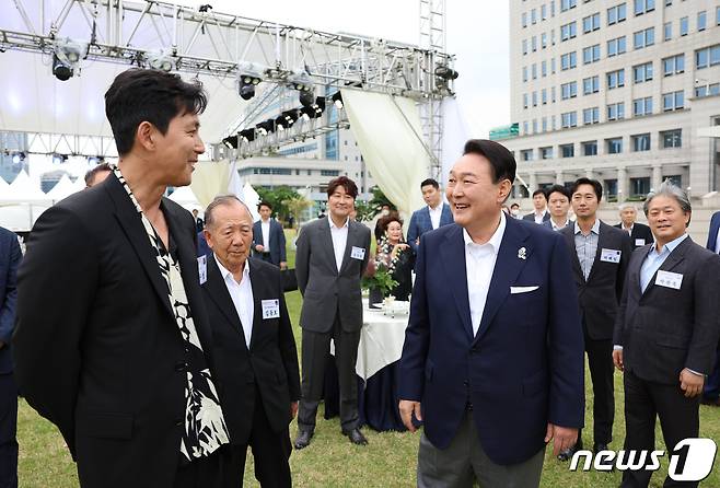 윤석열 대통령이 12일 오후 용산 대통령실에서 열린 제75회 칸 국제영화제 남우주연상·감독상 수상기념 영화 관계자 초청 리셉션 및 만찬에서 배우 정우성과 대화하고 있다. (대통령실 제공) 2022.6.12/뉴스1 ⓒ News1 안은나 기자